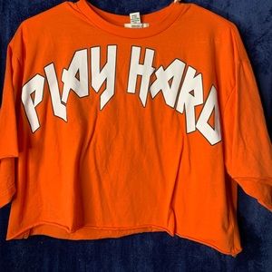 “play hard” crop top, graphic tee